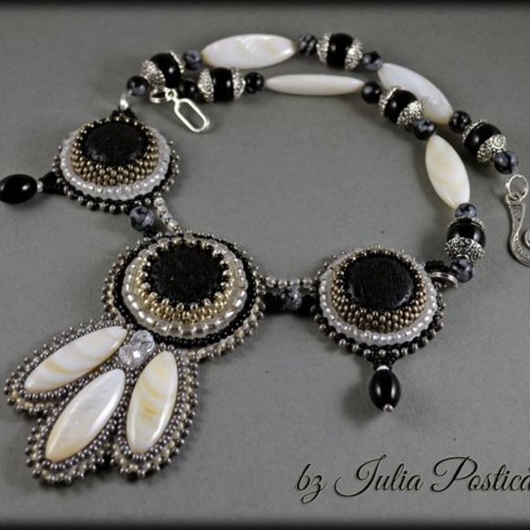 BLACK&WHITE NECKLACE